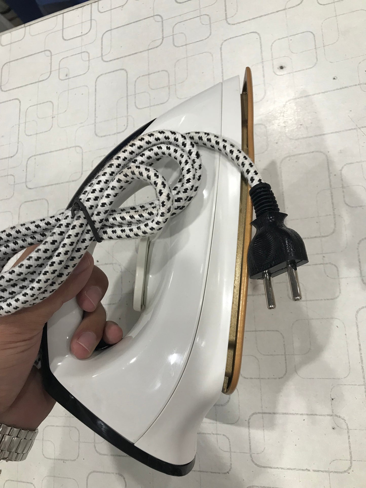Super Gold Dry Iron NI-929 | Fast Heating and Lightweight
